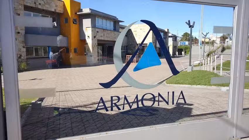 Colegio Armon&iacute;a En Campana