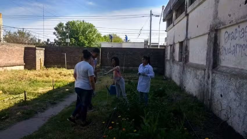 E.E.S.O. No 325 Escuela de Educaci&oacute;n Secundaria Orientada &ldquo;DE LA PLAZA&rdquo;