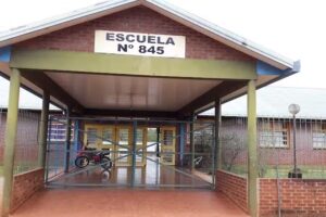 Escuela 845