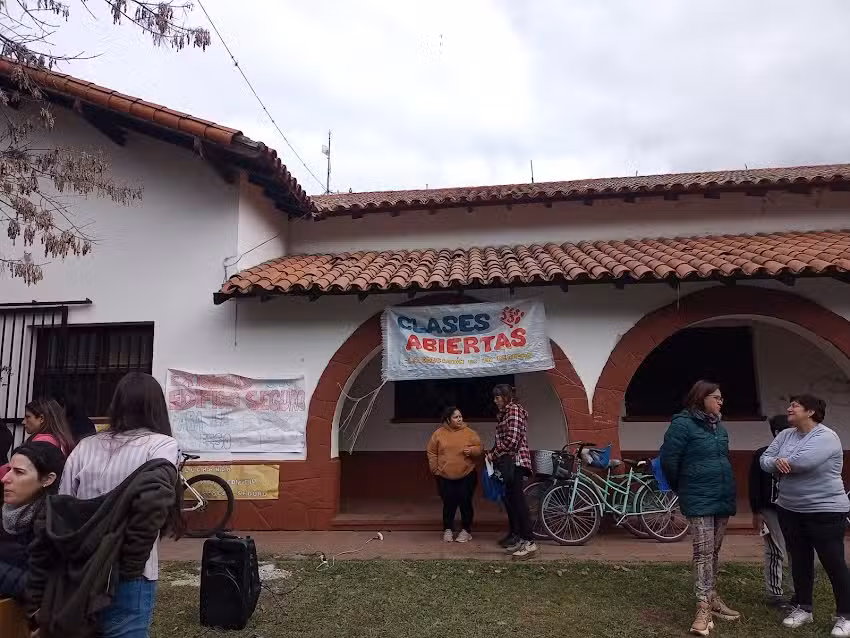 Escuela De Ense&ntilde;anza Media N&deg;330 &ldquo;Rep&uacute;blica De Grecia&rdquo; LEGION MAPUCHES CREW