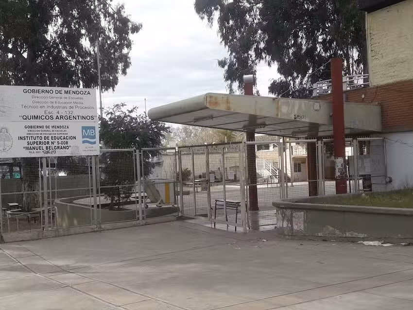 ESCUELA N&ordm; 4-132 QU&Iacute;MICOS ARGENTINOS