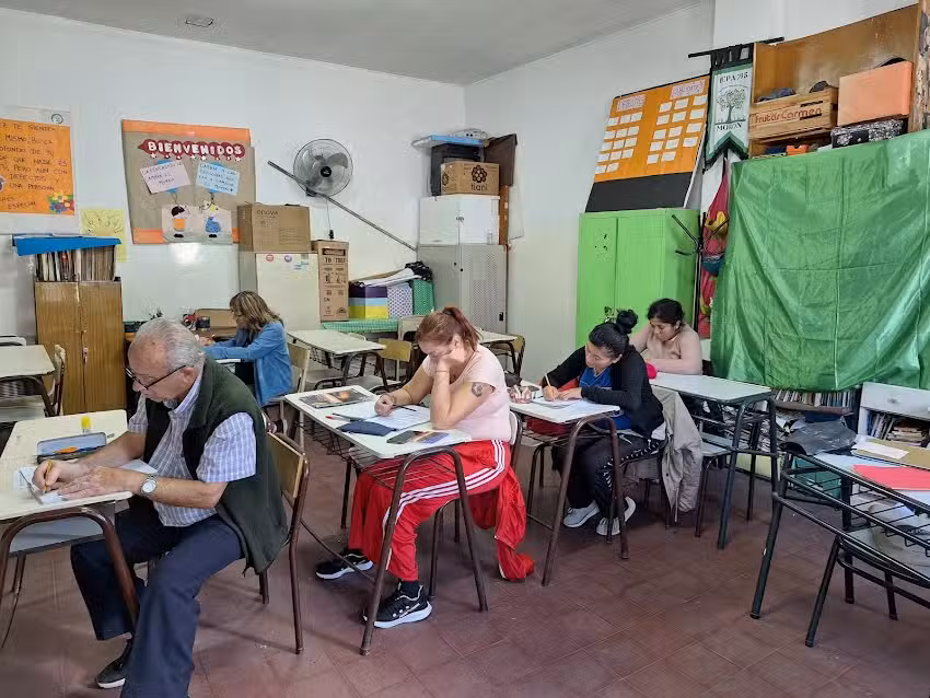 Escuela Primaria de Adultos E.E.P.A N&deg; 702 Mor&oacute;n