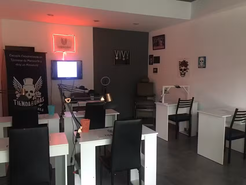 Tienda de U&ntilde;as | Sal&oacute;n/ Escuela y Rock&roll